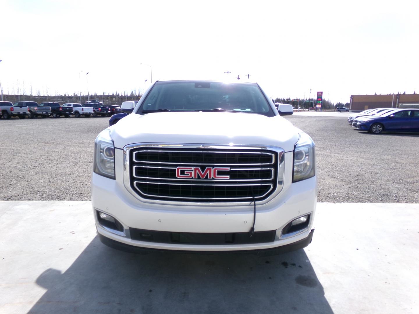 2015 White /Tan GMC Yukon SLT 4WD (1GKS2BKC6FR) with an 5.3L V8 OHV 16V FFV engine, 6-Speed Automatic transmission, located at 2630 Philips Field Rd., Fairbanks, AK, 99709, (907) 458-0593, 64.848068, -147.780609 - Photo#1